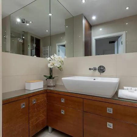 Cosy With Parking In The Centre By Renters Lejlighed Warszawa